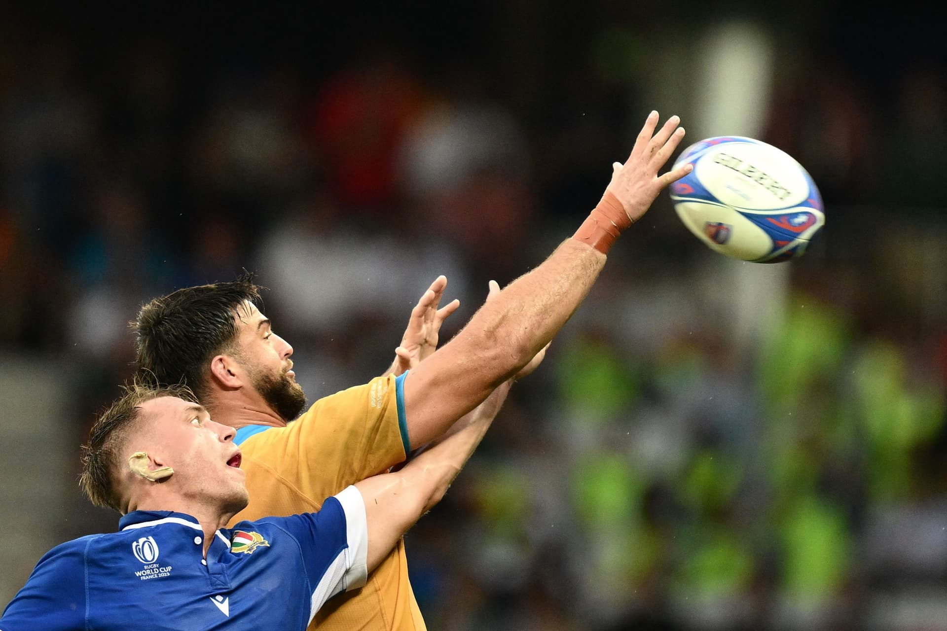 Uruguay's lock Manuel Leindekar (R) fights for the ball