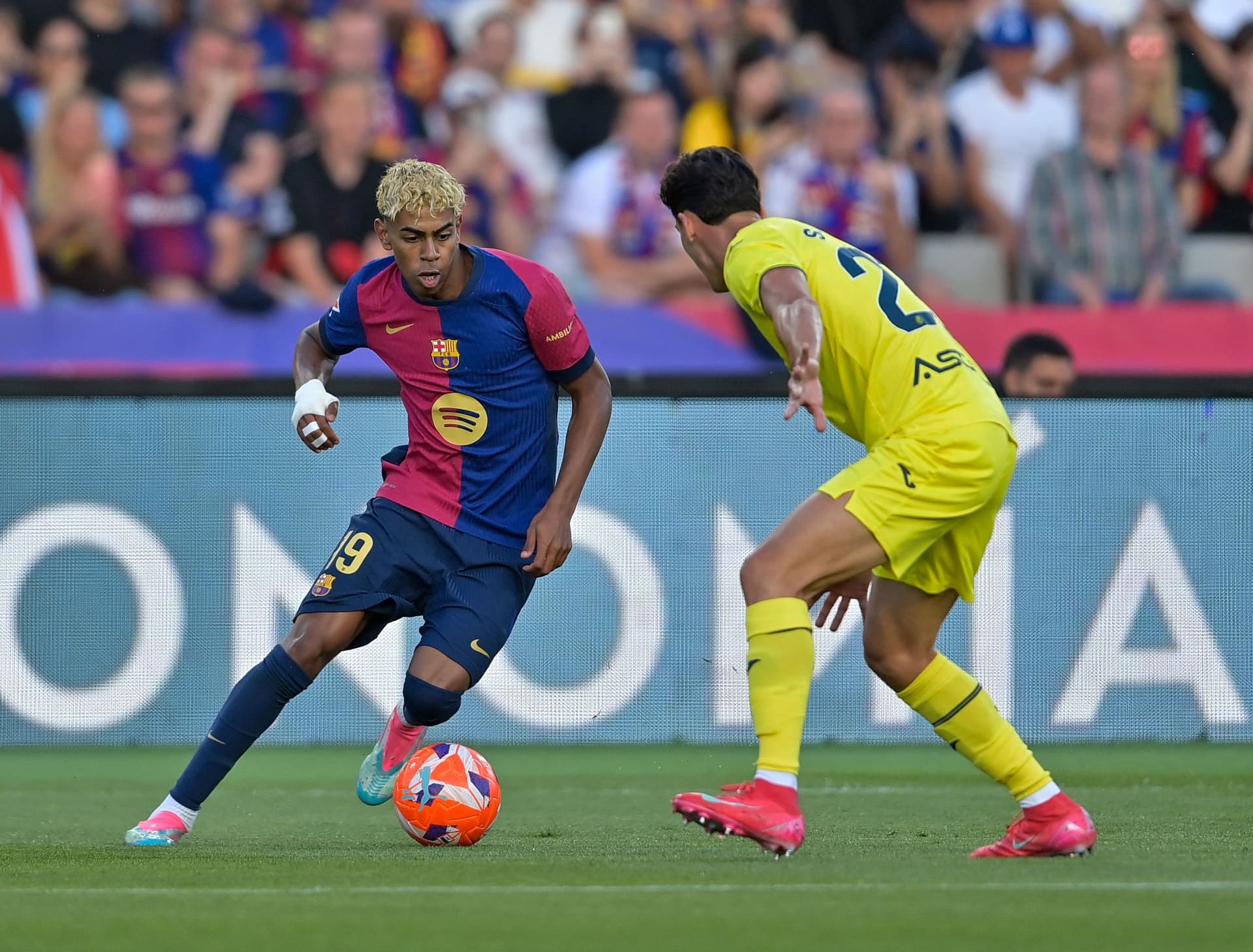 Villarreal's Spanish defender #23 Sergi Cardona (R) and Barcelona's Spanish forward #19 Lamine Yamal