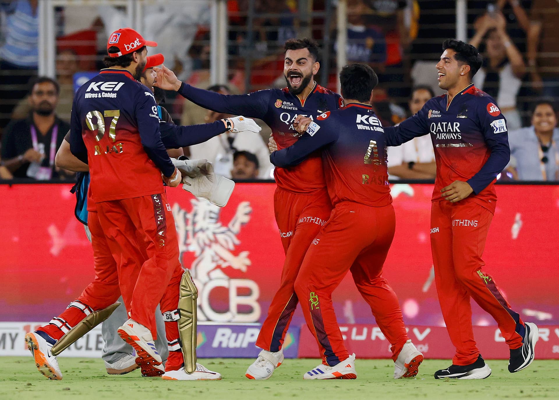 Virat Kohli of Royal Challengers Bengaluru celebrates winning with teammates